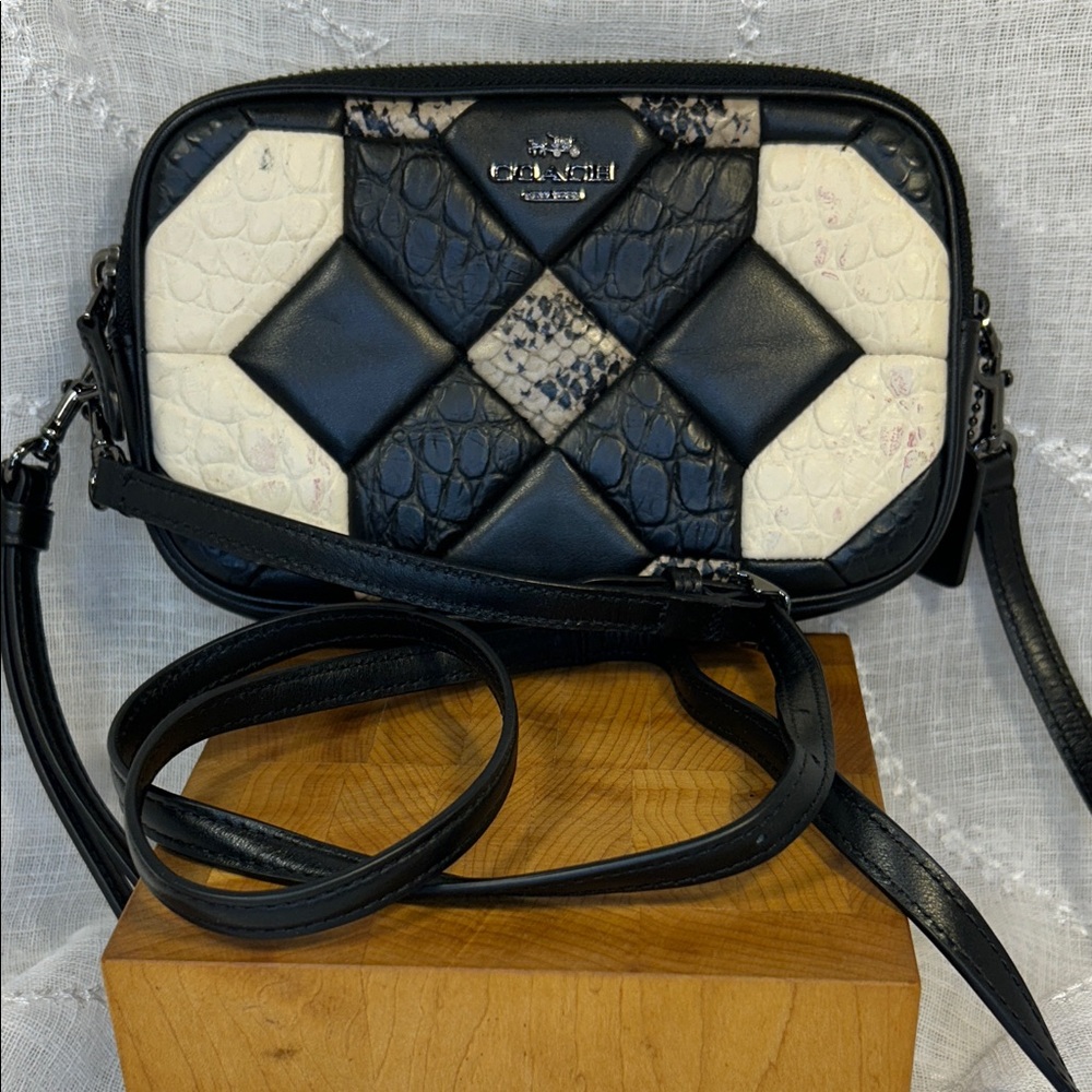 Coach compact cross body shoulder pocketbook - Picture 1 of 16